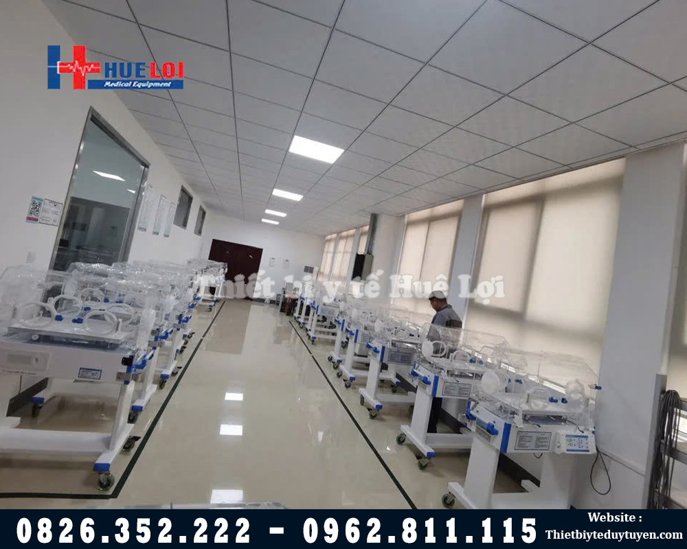 bàn giao đèn sưởi ấm trẻ sơ sinh